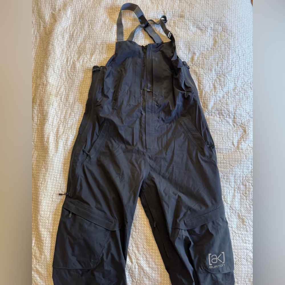 Burton Women’s Snowboarding bibs Large Used